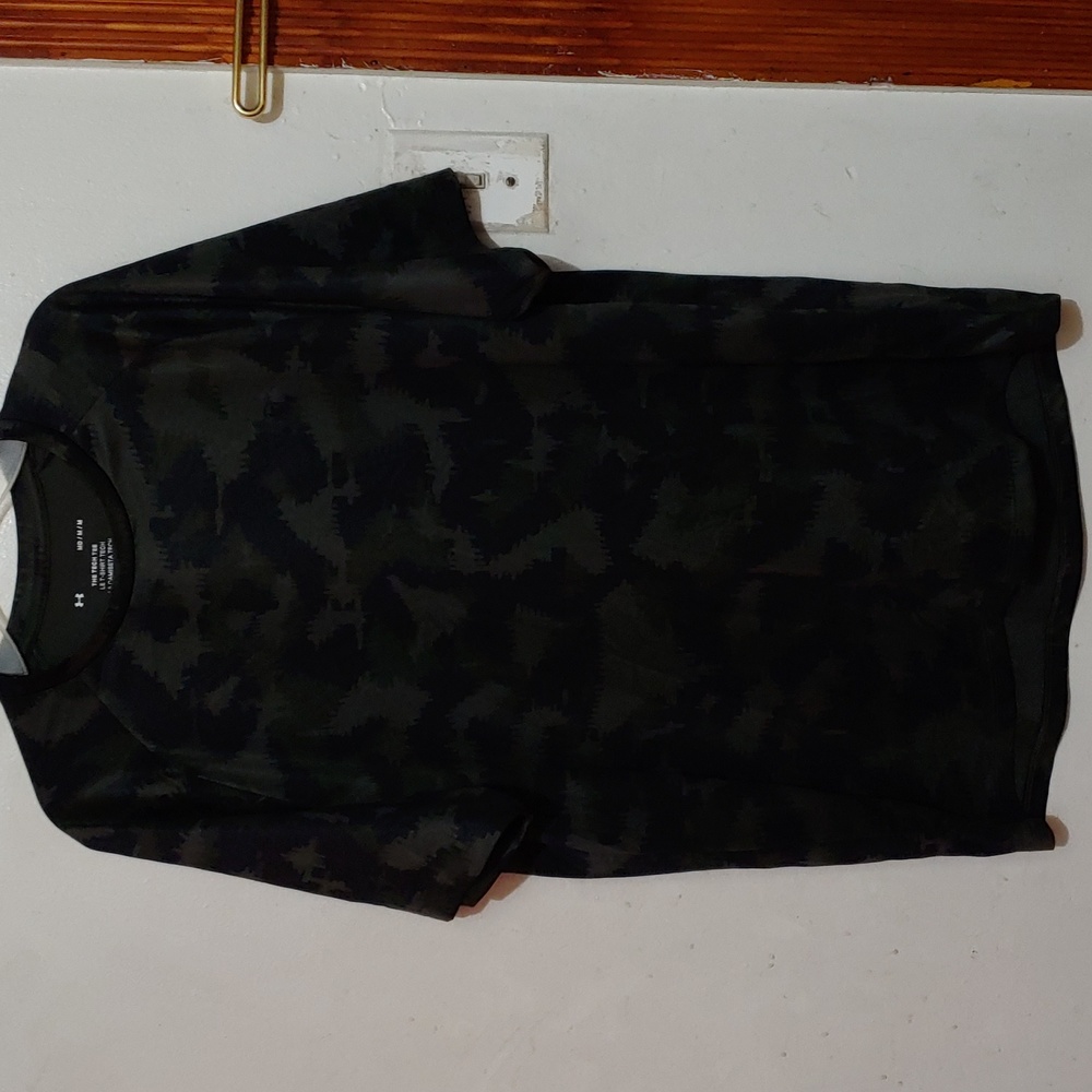 Under Armour tech tee in black and dark green Size M